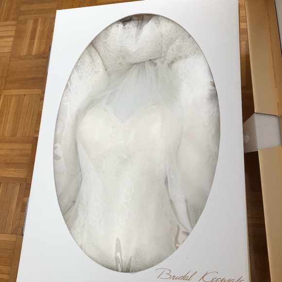 Wedding Dress with veil - Picture 7 of 7